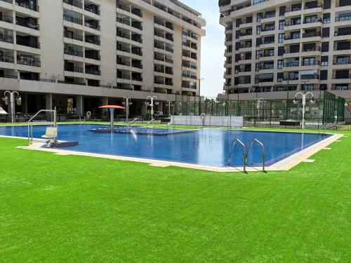 Πισίνα στο ή κοντά στο Valencia Beachfront Home 23