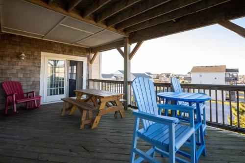 Μπαλκόνι ή βεράντα στο Steps from the Beach - Spacious Condo with Amenities