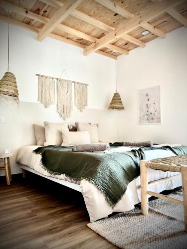 - une chambre avec un grand lit et du parquet dans l'établissement Gîte dans un domaine - La cave du vigneron - Uzès - 10 personnes, à Baron