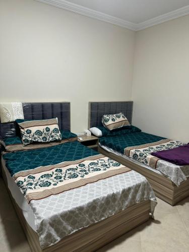 En eller flere senge i et værelse på Apartment for rent in hurghada