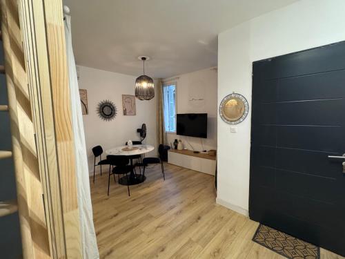 Cosy cottage by Alice Mer Sable Doré Parking