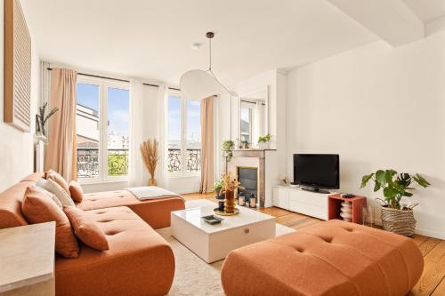 un salon avec un canapé et une télévision dans l'établissement Champagne Escapade - Grand Duplex Hyper Centre, à Châlons-en-Champagne