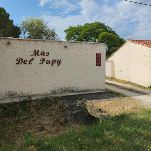 un mur avec les mots Mars Deasy écrits dessus dans l'établissement Studio Alpilles avec parking et spa privatif, à Tarascon