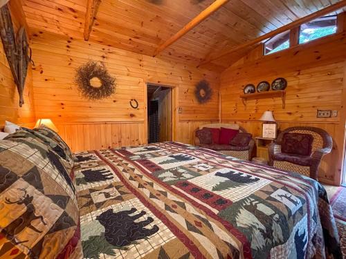 une chambre avec un lit dans une cabane en bois dans l'établissement Gibbs Cottage, à Eagle Bay