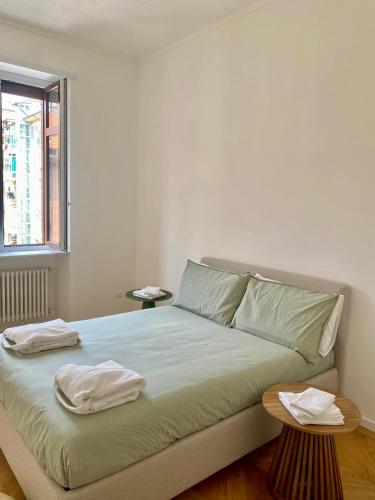 ein Schlafzimmer mit einem Bett mit zwei Handtüchern darauf in der Unterkunft Casa Vicina INALPI ARENA in Turin