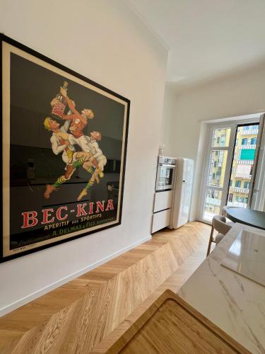 ein Wohnzimmer mit einem großen Bild an der Wand in der Unterkunft Casa Vicina INALPI ARENA in Turin