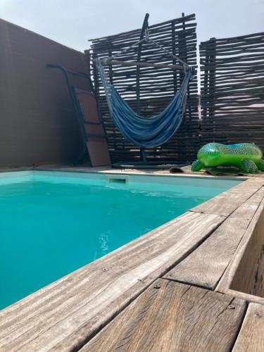 - un hamac et des chaises à côté de la piscine dans l'établissement Suite et chambres Villa Rose, à Montpellier