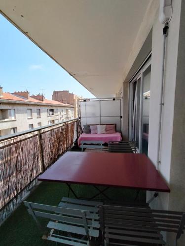 - un balcon avec des tables et des chaises dans un bâtiment dans l'établissement Grand studio , proche port Bastia, à Bastia