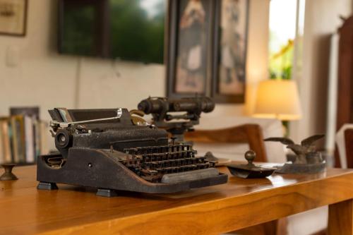 an old typewriter sitting on top of a wooden table at Hacienda El Rosario Manizales in Manizales