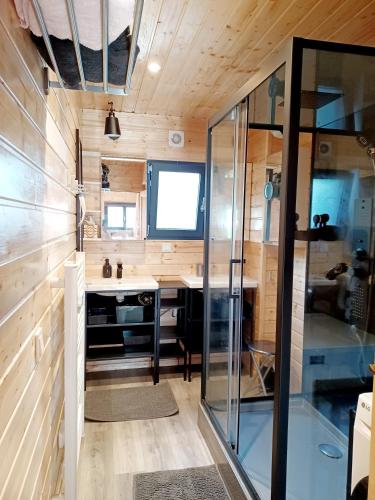 une salle de bain avec un lavabo et un bureau dans une petite maison dans l'établissement New modern 80 m2 house, peaceful haven, 10' from RER B, à Bagneux