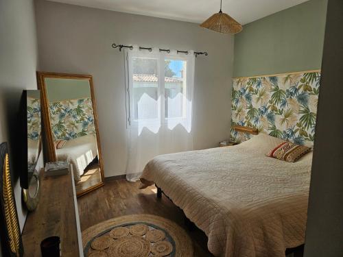 une chambre avec un grand lit et un miroir dans l'établissement Ideal Provencal family home, à Villetelle