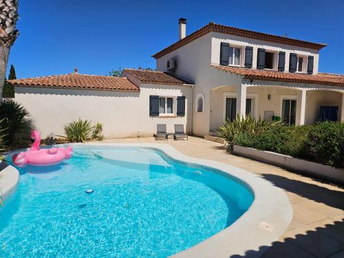 une piscine devant une maison dans l'établissement Ideal Provencal family home, à Villetelle