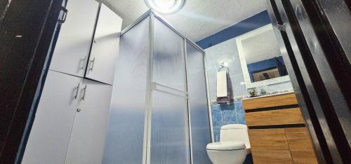 bagno con servizi igienici e orologio a parete di apartment in Socorro, Santander a Socorro