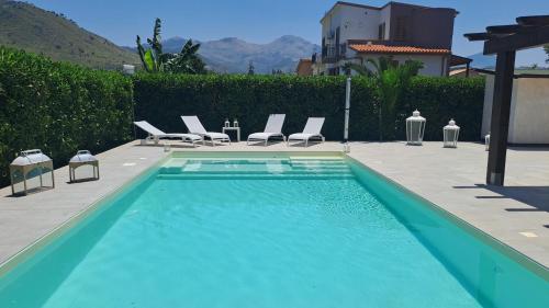 Bazén v ubytování Villa Elios Adriana with pool by Casa in mente nebo v jeho okolí
