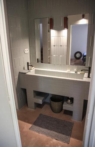 une salle de bain avec un lavabo et un grand miroir dans l'établissement Beautiful duplex apartment in a farmhouse in Provence Verte VAR, à Bras