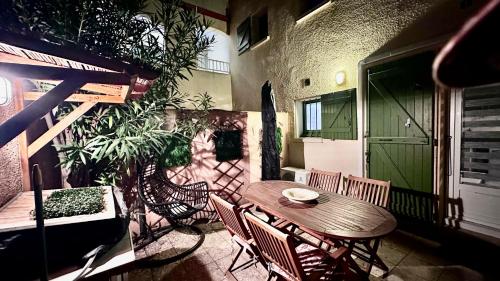 d'une terrasse avec une table et des chaises en bois sur un balcon. dans l'établissement Entre Lac, Mer et Montagne, au Barcarès