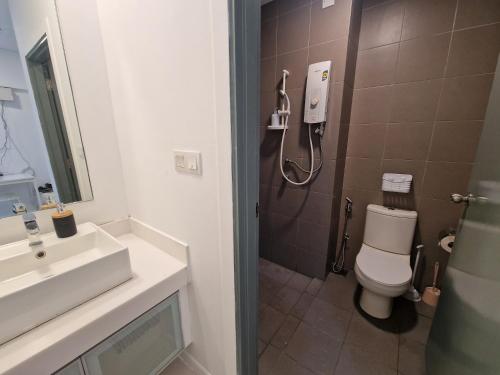 Summer Luxury Suites KlCC by ATIQ في كوالالمبور: حمام مع دش ومرحاض ومغسلة