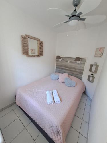 une chambre avec un lit avec deux serviettes dessus dans l'établissement Vue mer panoramique au Cap Esterel T2, à Saint-Raphaël