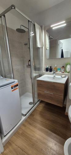 une salle de bain avec douche et lavabo dans l'établissement Casa GAIA, à Menton