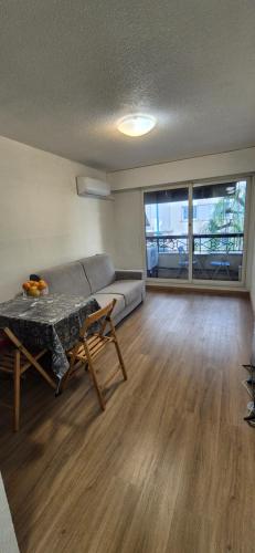 une pièce avec un lit et une table dedans dans l'établissement Casa GAIA, à Menton