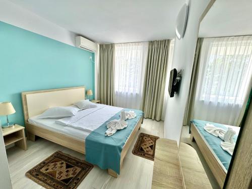 ein kleines Schlafzimmer mit einem Bett und einem Fenster in der Unterkunft Hotel Diana in Eforie Nord