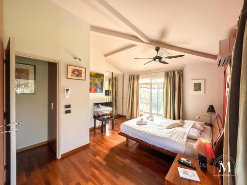 une chambre avec un lit et un ventilateur de plafond dans l'établissement Belle maison spacieuse avec piscine à Sanary, à Sanary-sur-Mer