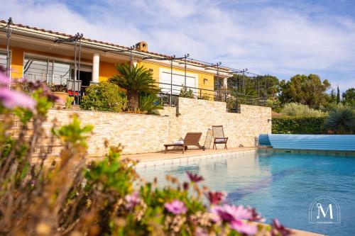 une maison avec une piscine devant une maison dans l'établissement Belle maison spacieuse avec piscine à Sanary, à Sanary-sur-Mer