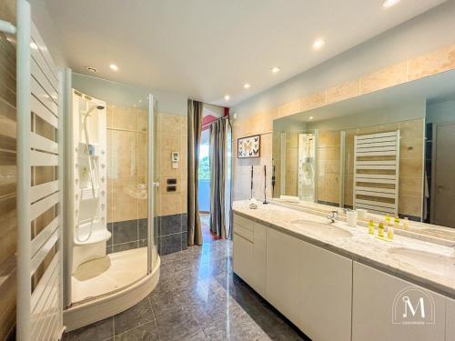 une salle de bain avec deux lavabos et une douche dans l'établissement Belle maison spacieuse avec piscine à Sanary, à Sanary-sur-Mer
