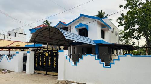 Bangunan di mana terletaknya vila ini