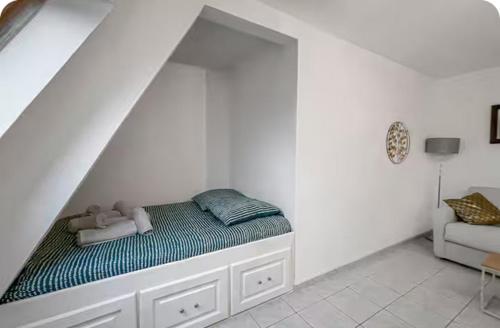 Ένα ή περισσότερα κρεβάτια σε δωμάτιο στο Charmant studio rénové cosy