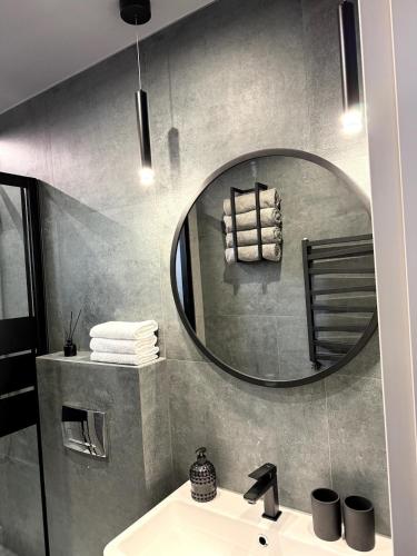 a bathroom with a sink and a mirror at Nyrenoverat lägenhet i Halmstad in Halmstad