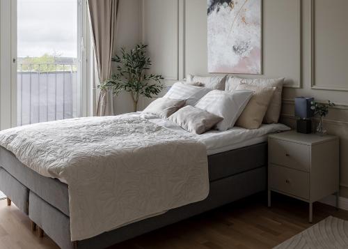 En eller flere senge i et værelse på Luxury & Comfort in unique Kakola Residence -Sauna & 2 bedrooms