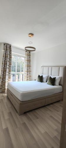 une chambre avec un grand lit dans une pièce dans l'établissement T2 chic non loin de palais festival, à Cannes