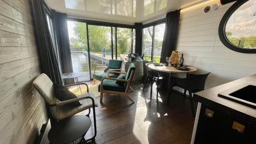 Ruang duduk di Houseboat 18 Nordic