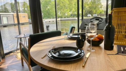 Gambar di galeri bagi Houseboat 18 Nordic di Offingawier