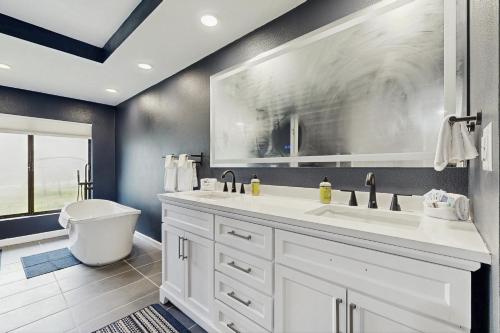 Un baño con un lavabo blanco y un inodoro. en Poolhouse in the Pines, en Colorado Springs