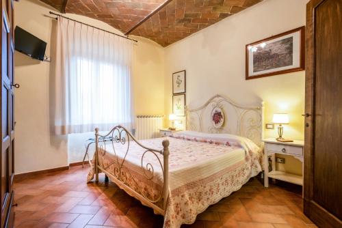 a bedroom with a white bed in a room at Casa Vacanze Villa Maria in Anghiari