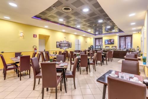 a dining room filled with tables and chairs at Hotel Ottaviano Augusto in Rome