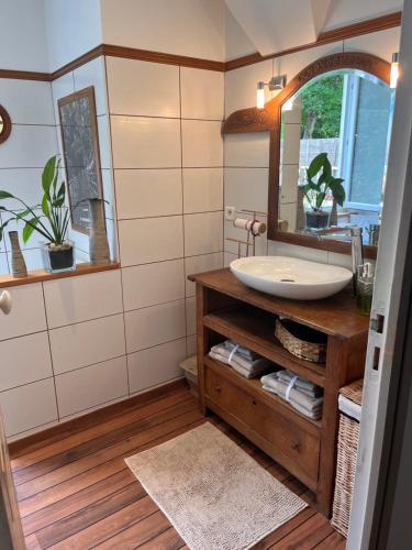 une salle de bain avec un lavabo et un miroir dans l'établissement Mongaiséjour, à Tourgéville