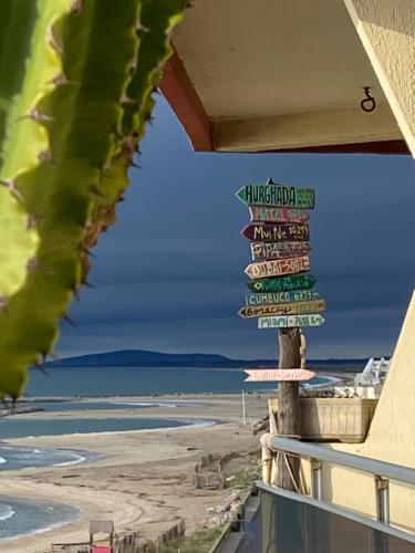 un panneau sur la plage avec vue dans l'établissement Un balcon entre azur et mer - Palavas les Flots, à Palavas-les-Flots
