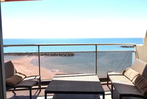 d'un balcon avec des chaises et une vue sur l'océan. dans l'établissement Un balcon entre azur et mer - Palavas les Flots, à Palavas-les-Flots