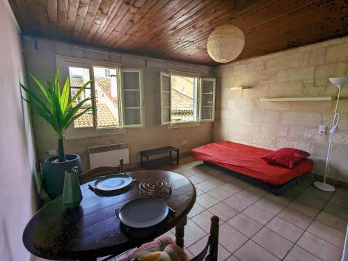 - une chambre avec un lit et une table dans l'établissement Hypercentre, place Pie studio, à Avignon