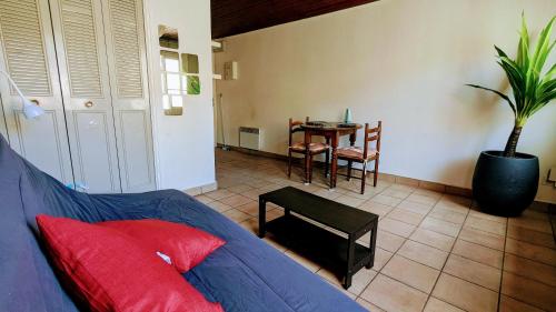 un salon avec un canapé et une table dans l'établissement Hypercentre, place Pie studio, à Avignon