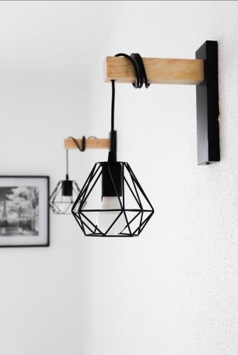 un dispositif lumineux noir accroché à un mur dans l'établissement Studio-parking-wifi-Disney-Val d'Europe 10 mn, à Montévrain