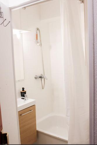 une salle de bain avec une douche avec un lavabo et une baignoire dans l'établissement Studio-parking-wifi-Disney-Val d'Europe 10 mn, à Montévrain
