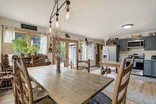 Η κουζίνα ή μικρή κουζίνα στο Fallsview Cabin Forest Escape w Rustic Charm