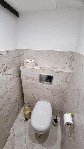 Photo de la galerie de l'établissement T2 Climatisé parking individuel 100m port vieux - L'escale des 3 Secs, à La Ciotat