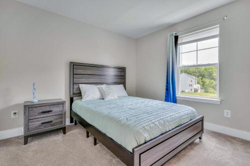 una camera da letto con un letto grande e una finestra di Sea Oaks Village 12442 a Berlin