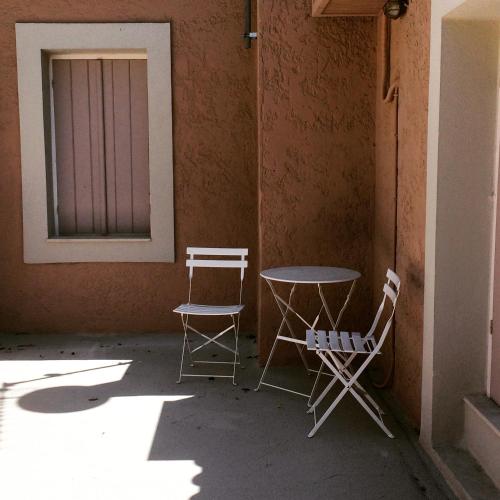two chairs and a table in front of a building at Rena's House in Spílion