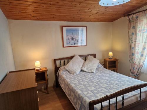 une chambre avec un lit avec deux tables de nuit et deux lampes dans l'établissement Gite villa Diana piscine, à La Celle-sous-Gouzon